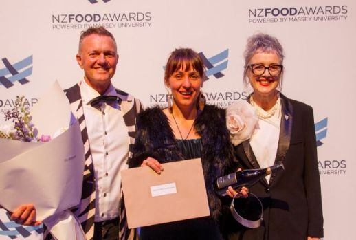 Massey Supreme Award – Feliz Wholefoods Limited – Vutter ‘Avo Spreadable’ (L to R) Patrick Malloch [Feliz Wholefoods Limited], Aline Fonseca [Feliz Wholefoods Limited], Professor Giselle Byrnes [Provost, Massey University]